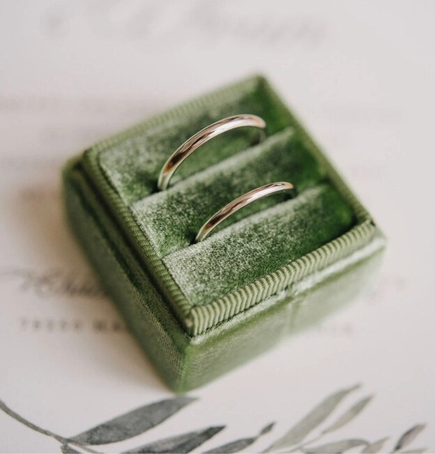 Wedding rings in a velvet box